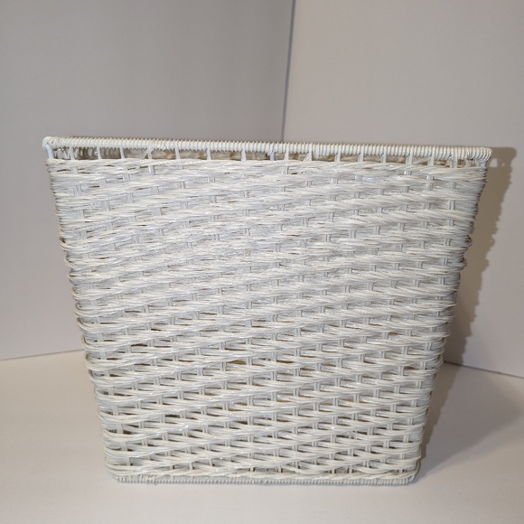 Plastic Woven Trashcan - Picture 3 of 5